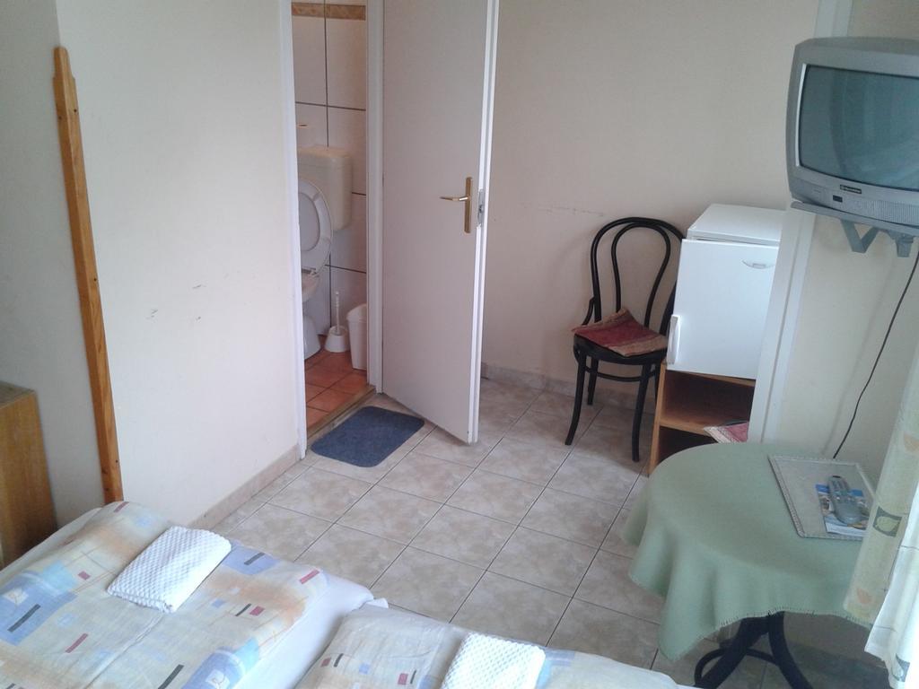 فندق Hajdúszoboszlóفي  Deak Vendeghaz Apartman الغرفة الصورة