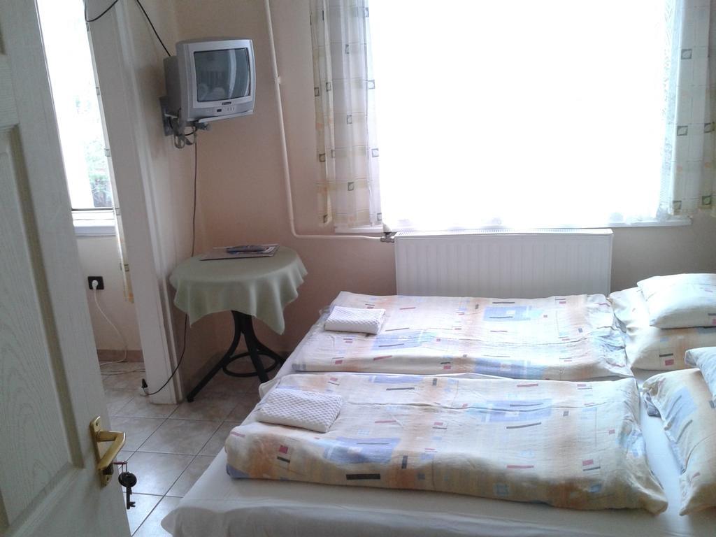 فندق Hajdúszoboszlóفي  Deak Vendeghaz Apartman الغرفة الصورة