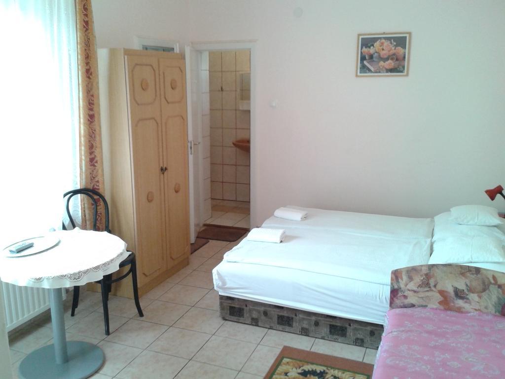 فندق Hajdúszoboszlóفي  Deak Vendeghaz Apartman الغرفة الصورة