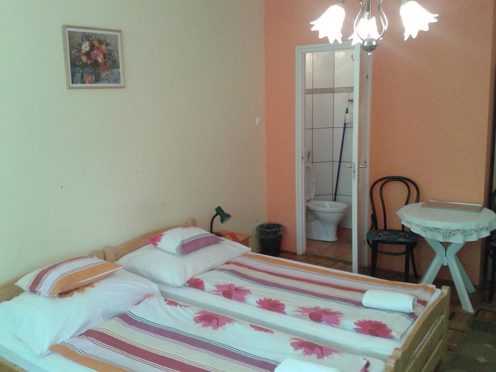 فندق Hajdúszoboszlóفي  Deak Vendeghaz Apartman الغرفة الصورة